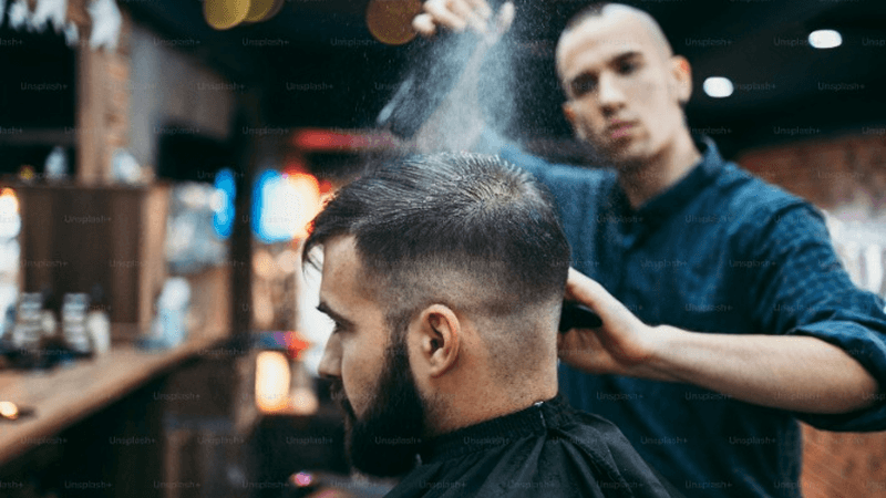 Homem cortando o cabelo - Visão lateral esquerda