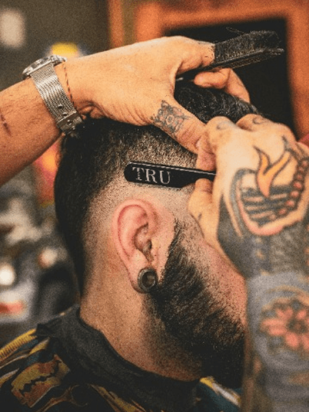 Homem cortando o cabelo - Visão lateral direita